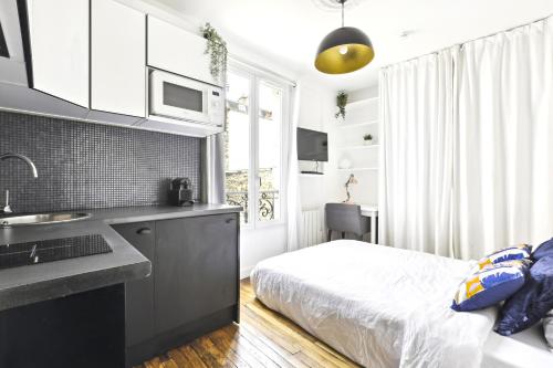 Lovely top floor studio near Montmartre