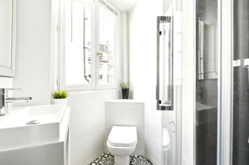 Lovely top floor studio near Montmartre