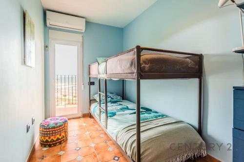 - une chambre avec 2 lits superposés dans l'établissement Port Saplaya Waterfront Stay, à Alboraya