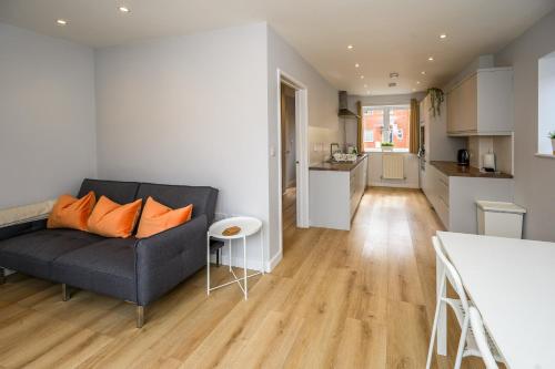 un soggiorno con divano e cucina di Dings House With FREE Parking In Super Central South West City Location By StayStaycations a Bristol