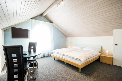 
Ein Bett oder Betten in einem Zimmer der Unterkunft Hotel Sternen
