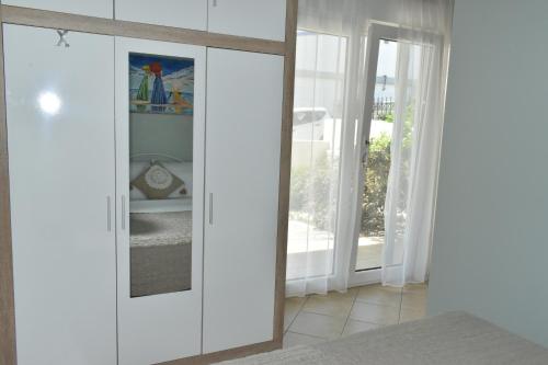 Natalia guest house في كافالا: مرآة في غرفة مع حمام