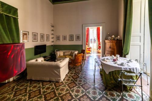 コゼンツァにあるDimora Storica Giostra Vecchia - Palazzo Grisolia 1809のリビングルーム(ソファ、テーブル付)