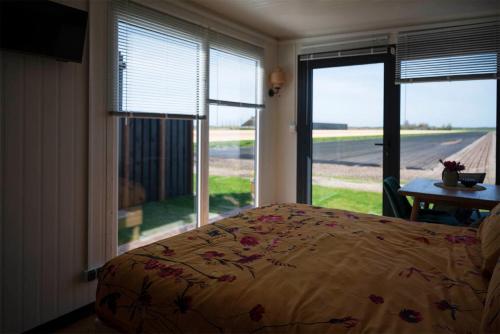 - une chambre avec un lit, une fenêtre et une table dans l'établissement Bloem & Bed, à Stolpen
