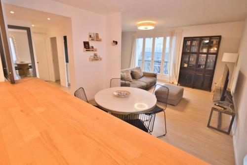 un salon avec une table et un canapé dans l'établissement *Grand T3*Lumineux*Vue*Parking*, à Toulouse