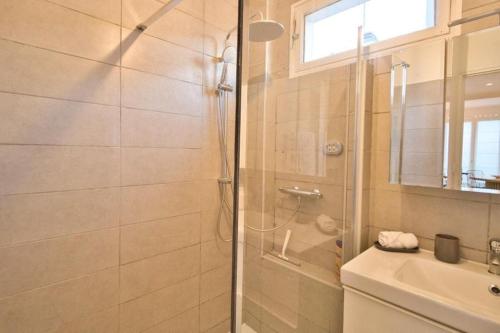 une salle de bain avec douche et lavabo dans l'établissement *Grand T3*Lumineux*Vue*Parking*, à Toulouse