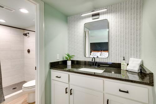 Ένα μπάνιο στο Lovely Bentonville Home with Grill 1 Mi to Downtown