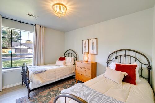 Ένα ή περισσότερα κρεβάτια σε δωμάτιο στο Lovely Bentonville Home with Grill 1 Mi to Downtown