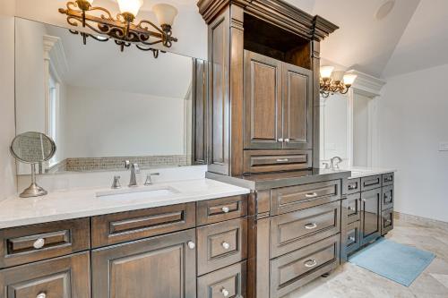 baño con lavabo y espejo grande en Spacious Inverness Home about 36 Mi to Chicago!, en Barrington Hills