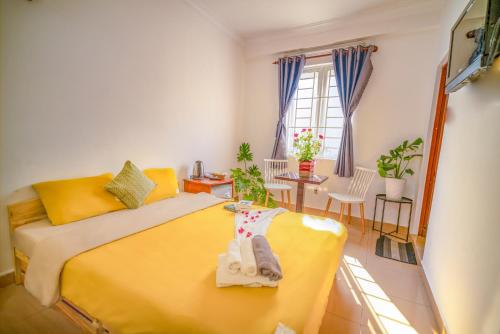 Postel nebo postele na pokoji v ubytování Pearl Wealth Dalat Hotel