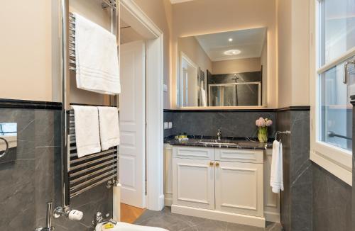 Ένα μπάνιο στο Bargello Penthouse Luxury Apartment In Florence By Palazzo Pazz Vitali