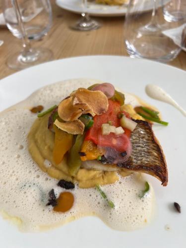 une plaque blanche avec un morceau de nourriture dans l'établissement la maison des ateliers, à Solférino