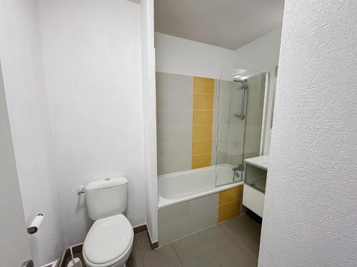 une salle de bain avec toilettes et baignoire dans l'établissement 3311-T3 résidence avec piscine, à Argelès-sur-Mer