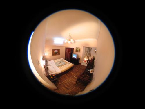 a view of a bedroom through a round window at Hotel Mount View in Kodaikānāl