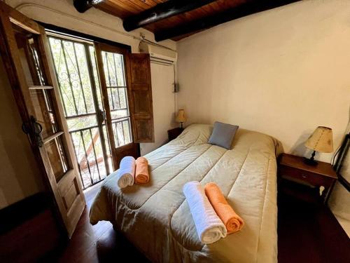 Un dormitorio con una cama con toallas. en Casa guerrero, con piscina en chacras, en Ciudad Lujan de Cuyo