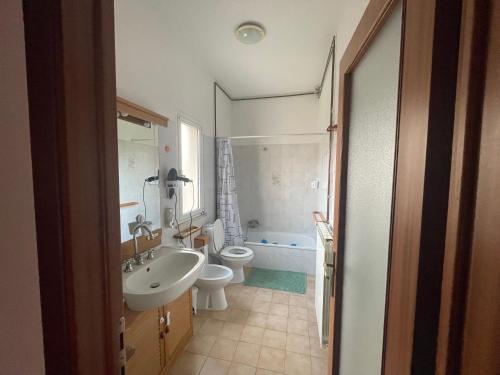 a bathroom with a sink and a toilet and a tub at Appartamento Chiesina Uzzanese - Toscana in Chiesina Uzzanese