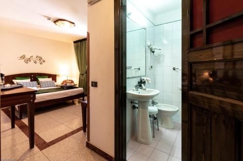 A bathroom at Hotel Villa d'Amato