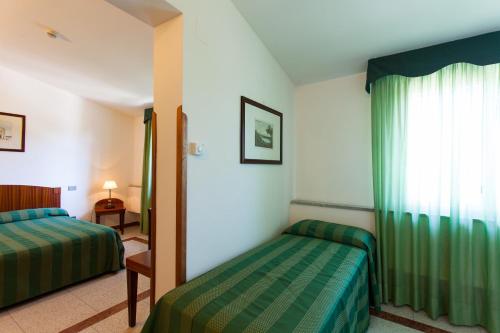 pokój hotelowy z 2 łóżkami i oknem w obiekcie Hotel Villa d'Amato w mieście Palermo
