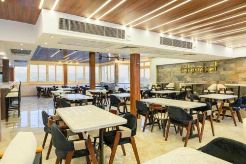 un ristorante con tavoli e sedie in una stanza di Mar Charbel Hotel Cairo a Il Cairo
