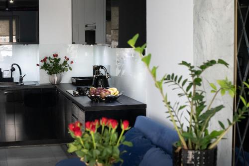 a kitchen with a blue couch in a kitchen at Apartament Jacuzzi in Gdynia