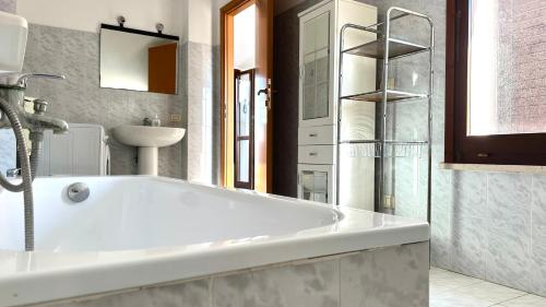 y baño con bañera blanca y lavamanos. en SE058 - Senigallia, pentalocale comodo ai servizi, en SantʼAngelo