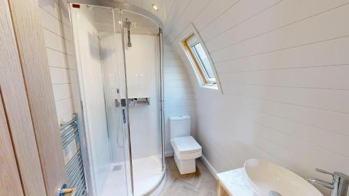 La petite salle de bains est pourvue d'une douche et de toilettes. dans l'établissement Bromach Lodge, à Latheron