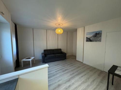 - un salon avec un canapé et une lumière dans l'établissement Appartement à 200 m de la plage, à Berck-sur-Mer