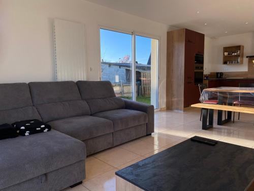 un salon avec un canapé et une table dans l'établissement 1100-Maison au cœur du village de Planguenoual., à Planguenoual