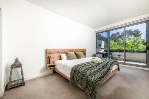 ein Schlafzimmer mit einem Bett, auf dem eine Katze liegt in der Unterkunft Stylish City Delight In The Heart Of Canberra's Capital Hill in Kingston 