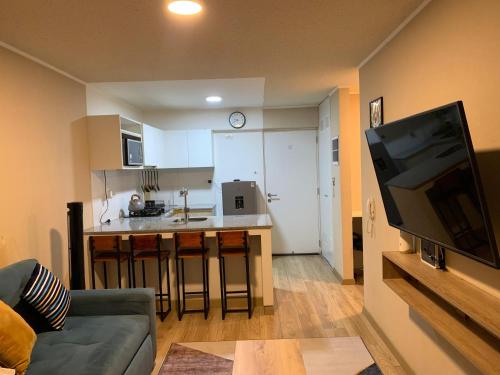 een woonkamer met een bank en een keuken bij Mousse PL in Lima