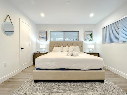 Ένα ή περισσότερα κρεβάτια σε δωμάτιο στο Luxe Home - Heated Pool I 5 min to Beach I BBQ Grill