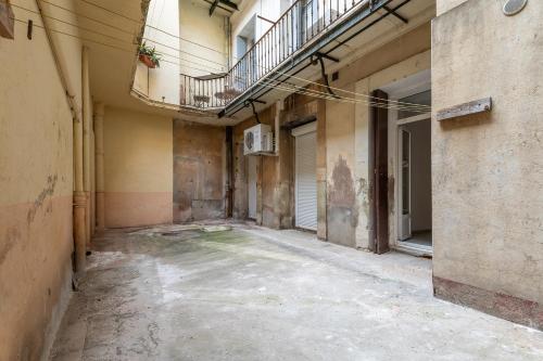 un couloir vide d'un ancien bâtiment avec un balcon dans l'établissement Studio proche de Béziers centre, à Béziers