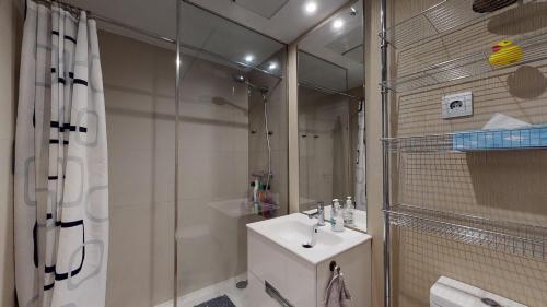 y baño con lavabo y ducha. en Casa Brasilena - A Murcia Holiday Rentals Property en Roldán