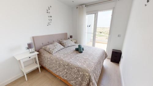 Habitación blanca con cama y ventana en Casa Brasilena - A Murcia Holiday Rentals Property en Roldán