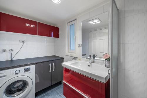 a kitchen with a sink and a washing machine at Awesome family House & Studio in Narrabundah