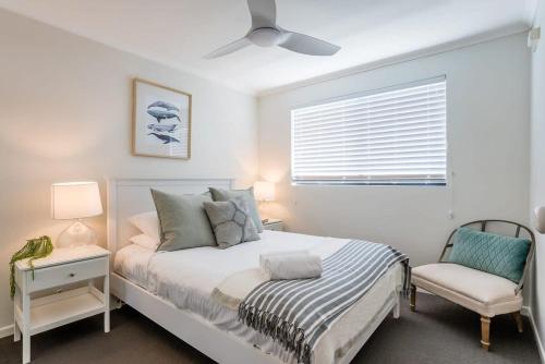 Säng eller sängar i ett rum på Beachfront Oasis with Private Rooftop Retreat
