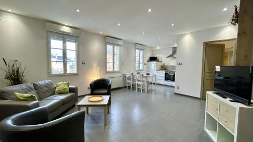 un salon avec un canapé et une table dans l'établissement La Hutte, au Crotoy