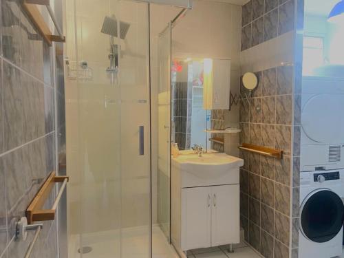 a bathroom with a shower and a sink at Madi Sun - Spacieux - Plage 250m in Les Trois-Îlets