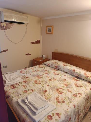 a bedroom with a bed with towels on it at affitta camere Rosa Tea in Nocera Inferiore