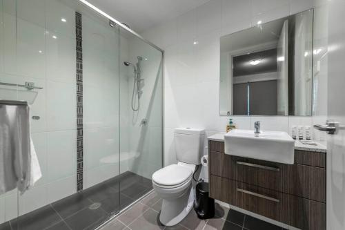 uma casa de banho com um WC, um lavatório e um chuveiro em Philip 3 Bed - With Pool and Parking em Phillip