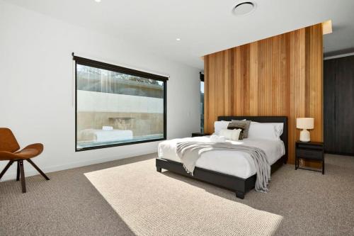 1 dormitorio con cama y ventana grande en Luxury Contemporary Coastal Getaway - Sea Veiws, en Dromana
