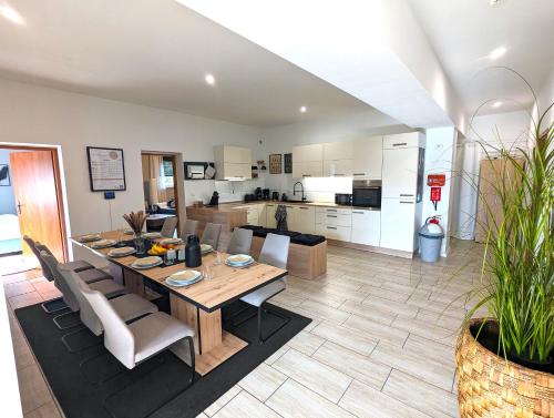 a dining room and kitchen with a table and chairs at BesTime - 5 Schlafzimmer, Wohnzimmer, Küche, Waschtrockner, Terrasse, Smart-TVs, Netflix, Tischfußball in Wildeshausen