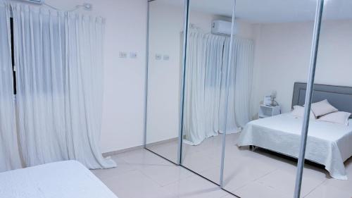 Ένα ή περισσότερα κρεβάτια σε δωμάτιο στο LUMIÈRE ALPHA DÉPARTEMENT