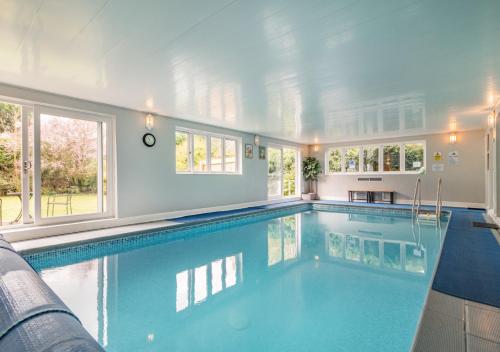 una gran piscina en una casa en The Bollard at the Anchorage, en Sculthorpe