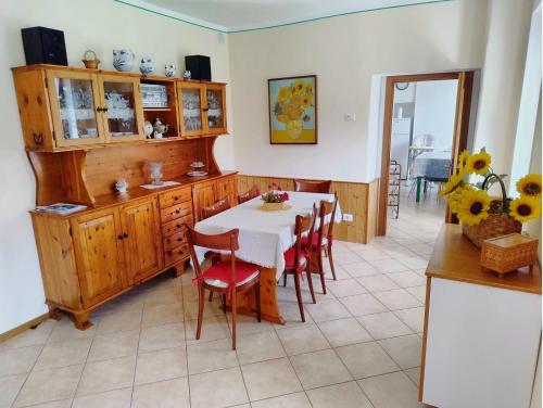 a kitchen with a table and chairs in a room at Casa Mimosa - appartamento vacanze sul Lago di Como in Sorico