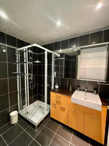 une salle de bain avec douche et lavabo dans l'établissement L'Altezza joli T2, proche plage, terrasse, parking, à Menton