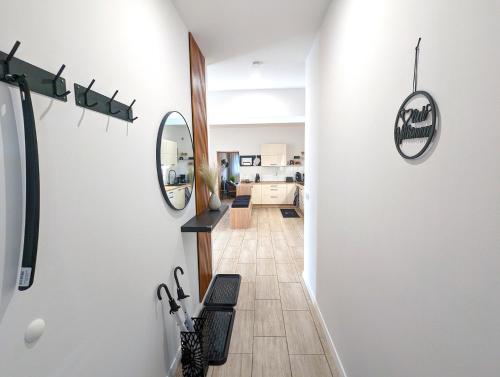 a hallway with white walls and a room with a mirror at BesTime - 5 Schlafzimmer, Wohnzimmer, Küche, Waschtrockner, Terrasse, Smart-TVs, Netflix, Tischfußball in Wildeshausen