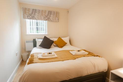 - une chambre avec un lit et 2 serviettes dans l'établissement Updated & central 2 bedroom Chester apartment - for up to 6, à Chester