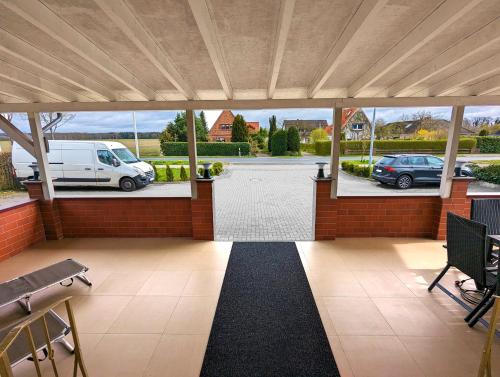 a covered patio with a view of a car park at BesTime - 5 Schlafzimmer, Wohnzimmer, Küche, Waschtrockner, Terrasse, Smart-TVs, Netflix, Tischfußball in Wildeshausen