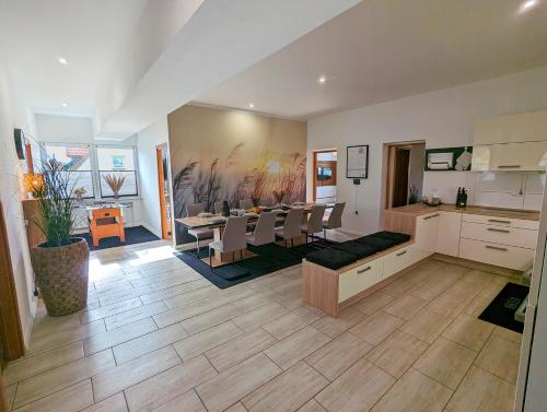a kitchen and dining room with a table and chairs at BesTime - 5 Schlafzimmer, Wohnzimmer, Küche, Waschtrockner, Terrasse, Smart-TVs, Netflix, Tischfußball in Wildeshausen